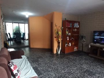 SE VENDE BONITA CASA AMPLIA Y BUENA UBICACIÓN EN SMP
