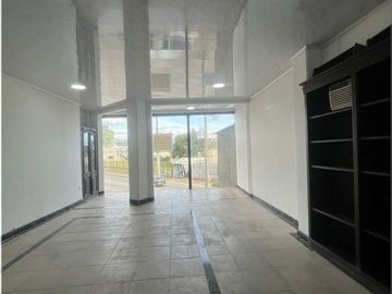 RENTO BODEGA, Espacio Amplio y Versátil: 750 m² ideales para almacenar, producir o gestionar tu negocio con total comodidad, Zonas de Oficina.