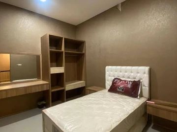Rumah di Jalan Utama Royal Residence Semi Furnish Murah Butuh Pemilik Baru