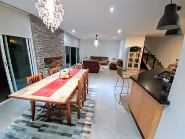 Renta de casa con roof garden y estudio en Lomas de Juriquilla