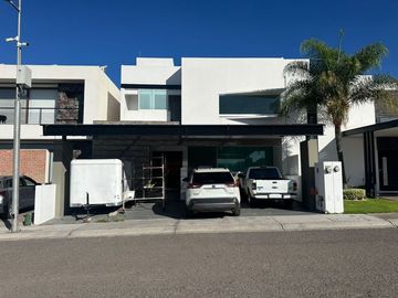 Renta de casa con roof garden y estudio en Lomas de Juriquilla
