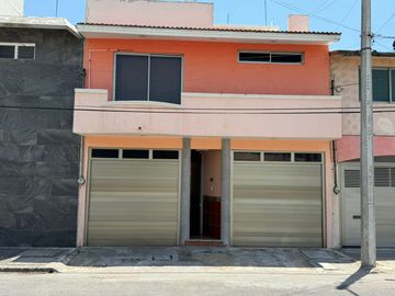 Casa en Costa Verde a una cuadra de Ruiz Cortines