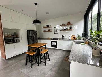 Casa Moderna y Lujosa con Piscina y Acabados  Premium ✨