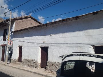 VENTA DE CASA COLONIAL EN EL CENTRO DE CALCA 90M2 IDEAL PARA CONSTRUCCION DE HOTEL