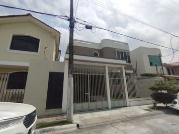 VENTA CASA URB. BOSQUES DEL SALADO AL FRENTE DE CIUDAD COLON (VIVI)