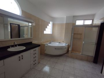 VENTA CASA URB. BOSQUES DEL SALADO AL FRENTE DE CIUDAD COLON (VIVI)