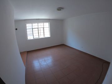 VENDO AMPLIA CASA FRENTE A PARQUE ES SAN JUAN DE MIRAFLORES