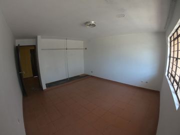 VENDO AMPLIA CASA FRENTE A PARQUE ES SAN JUAN DE MIRAFLORES