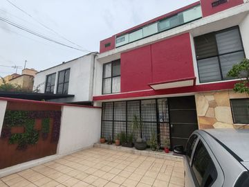 PRECIOSA CASA A UN COSTADO DE PLAZA ZAPAMUNDI Y AZTECA ESTUDIOS