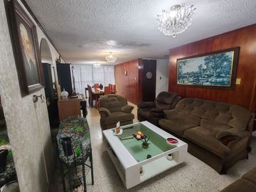 PRECIOSA CASA A UN COSTADO DE PLAZA ZAPAMUNDI Y AZTECA ESTUDIOS