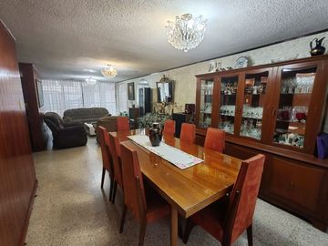 PRECIOSA CASA A UN COSTADO DE PLAZA ZAPAMUNDI Y AZTECA ESTUDIOS