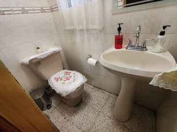 PRECIOSA CASA A UN COSTADO DE PLAZA ZAPAMUNDI Y AZTECA ESTUDIOS