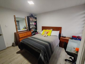 PRECIOSA CASA A UN COSTADO DE PLAZA ZAPAMUNDI Y AZTECA ESTUDIOS
