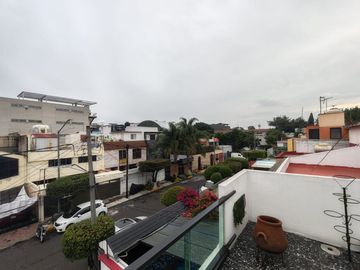 PRECIOSA CASA A UN COSTADO DE PLAZA ZAPAMUNDI Y AZTECA ESTUDIOS