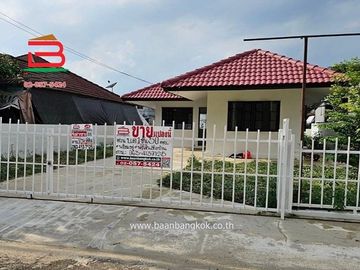 บ้านเดี่ยว หมู่บ้าน พรธิสาร 6 (เลียบคลอง 7) เนื้อที่ 50 ตรว.ใกล้ดูโฮมรังสิต คลอง 7 ถนนรังสิต-นครนายก ตำบลบึงบอนใต้ อำเภอหนองเสือ จังหวัดปทุมธานี