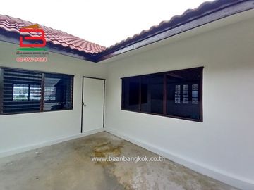 บ้านเดี่ยว หมู่บ้าน พรธิสาร 6 (เลียบคลอง 7) เนื้อที่ 50 ตรว.ใกล้ดูโฮมรังสิต คลอง 7 ถนนรังสิต-นครนายก ตำบลบึงบอนใต้ อำเภอหนองเสือ จังหวัดปทุมธานี