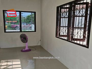 บ้านเดี่ยว หมู่บ้าน พรธิสาร 6 (เลียบคลอง 7) เนื้อที่ 50 ตรว.ใกล้ดูโฮมรังสิต คลอง 7 ถนนรังสิต-นครนายก ตำบลบึงบอนใต้ อำเภอหนองเสือ จังหวัดปทุมธานี
