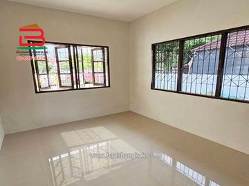 บ้านเดี่ยว หมู่บ้าน พรธิสาร 6 (เลียบคลอง 7) เนื้อที่ 50 ตรว.ใกล้ดูโฮมรังสิต คลอง 7 ถนนรังสิต-นครนายก ตำบลบึงบอนใต้ อำเภอหนองเสือ จังหวัดปทุมธานี