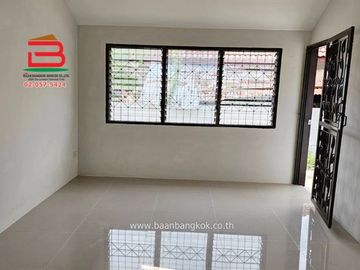 บ้านเดี่ยว หมู่บ้าน พรธิสาร 6 (เลียบคลอง 7) เนื้อที่ 50 ตรว.ใกล้ดูโฮมรังสิต คลอง 7 ถนนรังสิต-นครนายก ตำบลบึงบอนใต้ อำเภอหนองเสือ จังหวัดปทุมธานี