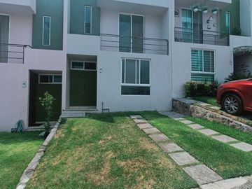 CASA EN CONDO CON ALBERCA EN TZOMPANTLE, CUERNAVACA