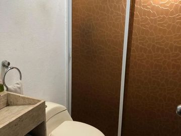 VENTA CASA DENTRO DE COTO CERCA DE ITESO, PARQUES DEL BOSQUE, TLAQUEPAQUE
