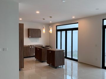 Venta de casa con 4 recamaras y roof garden en Lomas de Juriquilla
