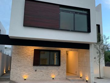 Venta de casa con 4 recamaras y roof garden en Lomas de Juriquilla