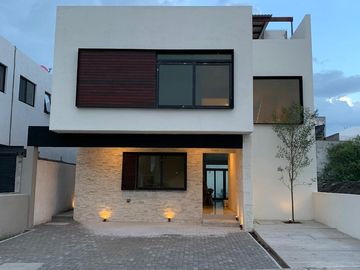 Venta de casa con 4 recamaras y roof garden en Lomas de Juriquilla