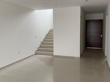 Venta de casa con 4 recamaras y roof garden en Lomas de Juriquilla