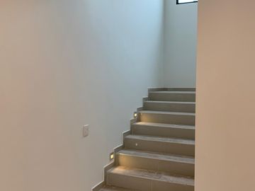 Venta de casa con 4 recamaras y roof garden en Lomas de Juriquilla