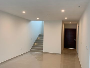 Venta de casa con 4 recamaras y roof garden en Lomas de Juriquilla
