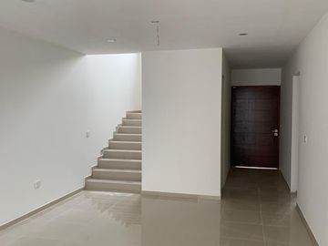 Venta de casa con 4 recamaras y roof garden en Lomas de Juriquilla
