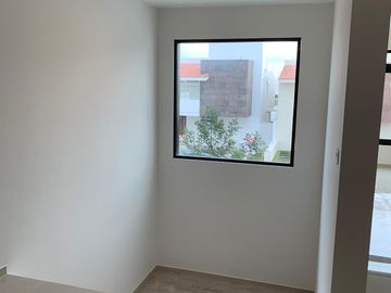 Venta de casa con 4 recamaras y roof garden en Lomas de Juriquilla