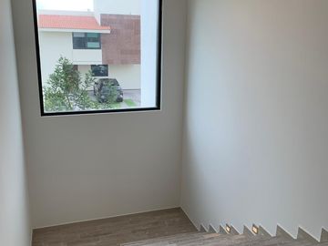 Venta de casa con 4 recamaras y roof garden en Lomas de Juriquilla