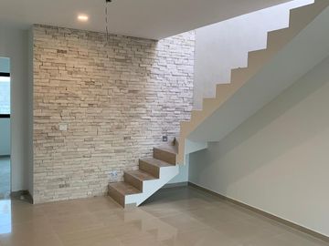 Venta de casa con 4 recamaras y roof garden en Lomas de Juriquilla
