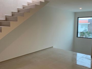 Venta de casa con 4 recamaras y roof garden en Lomas de Juriquilla
