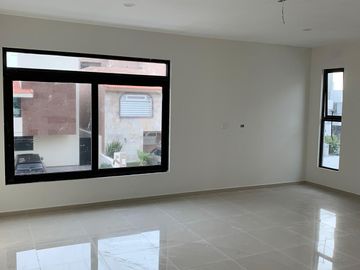 Venta de casa con 4 recamaras y roof garden en Lomas de Juriquilla