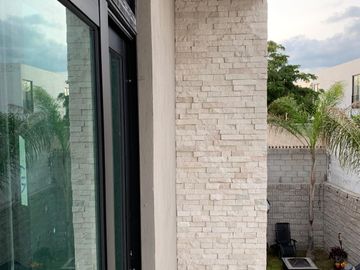 Venta de casa con 4 recamaras y roof garden en Lomas de Juriquilla