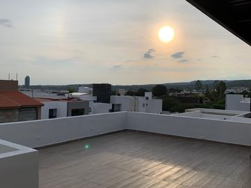 Venta de casa con 4 recamaras y roof garden en Lomas de Juriquilla
