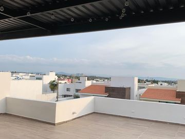 Venta de casa con 4 recamaras y roof garden en Lomas de Juriquilla