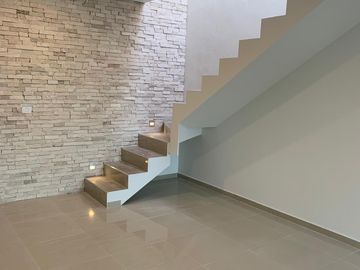Venta de casa con 4 recamaras y roof garden en Lomas de Juriquilla