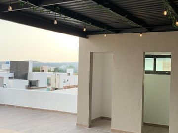 Venta de casa con 4 recamaras y roof garden en Lomas de Juriquilla