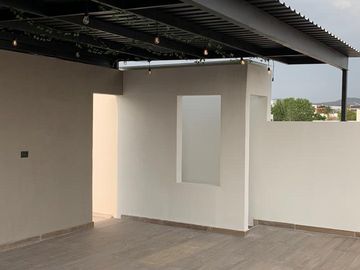 Venta de casa con 4 recamaras y roof garden en Lomas de Juriquilla