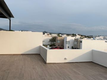 Venta de casa con 4 recamaras y roof garden en Lomas de Juriquilla