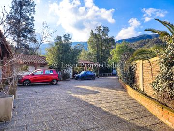 Leon Propiedades vende gran parcela con casa en Fundo Monterrey, Curacaví.