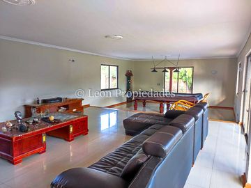Leon Propiedades vende gran parcela con casa en Fundo Monterrey, Curacaví.