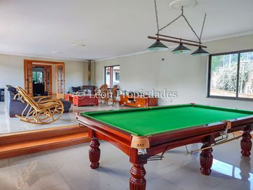 Leon Propiedades vende gran parcela con casa en Fundo Monterrey, Curacaví.