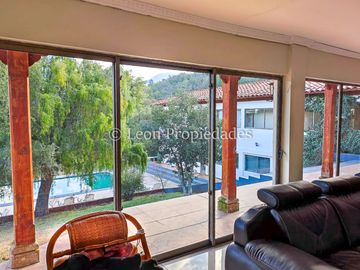 Leon Propiedades vende gran parcela con casa en Fundo Monterrey, Curacaví.