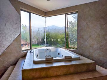 Leon Propiedades vende gran parcela con casa en Fundo Monterrey, Curacaví.