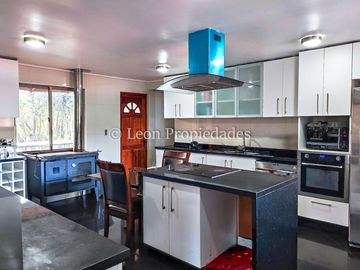Leon Propiedades vende gran parcela con casa en Fundo Monterrey, Curacaví.